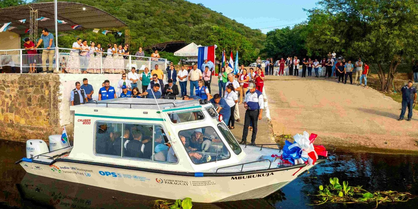 lancha médicamente equipada que fue entregada oficialmente en el puerto de Fuerte Olimpo