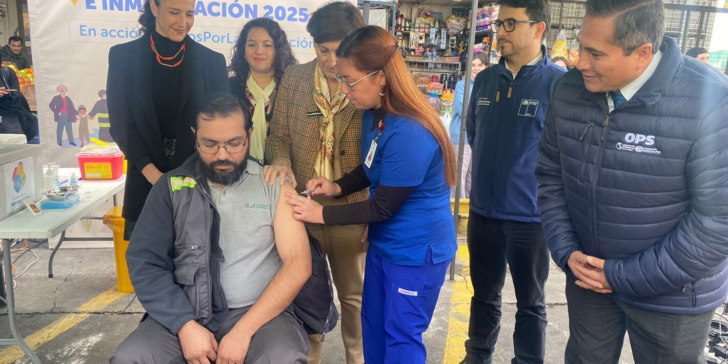 •	Operativo de vacunación extramural en el mercado mayorista Lo Valledor para fortalecer la inmunización contra enfermedades respiratorias.