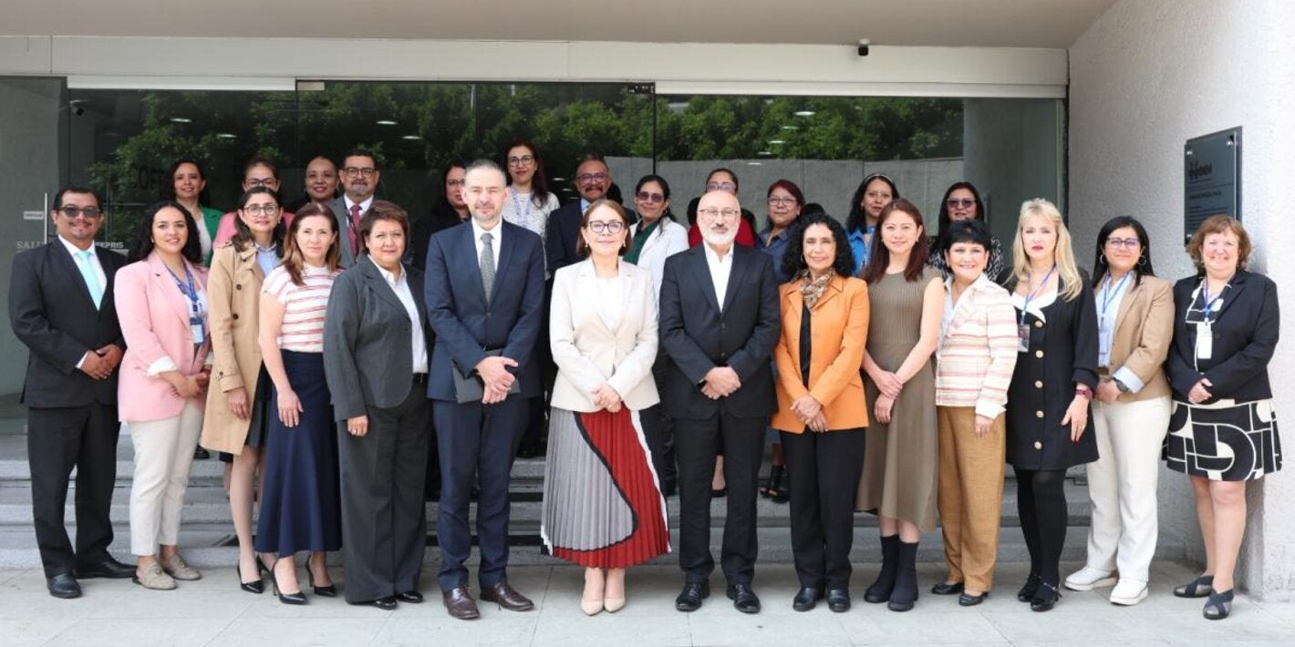 Foto grupal de los equipos técnicos que participaron en una reunión para fortalecer las capacidades del país