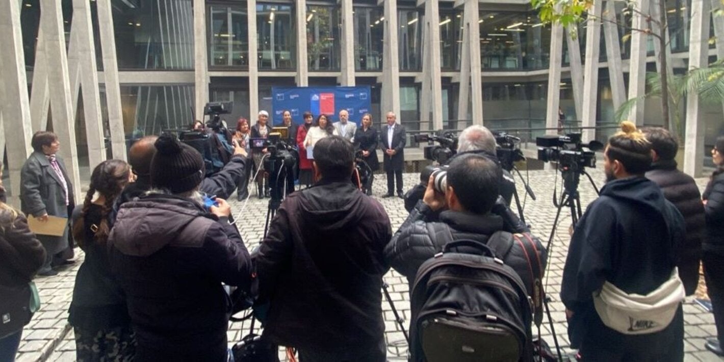 Las autoridades del Ministerio de Salud resaltaron que esta iniciativa se alinea con los 20 años del Convenio Marco de Control del Tabaco de la OMS que se celebran en 2025, reafirmando el liderazgo de Chile en la cooperación internacional para la salud pública.