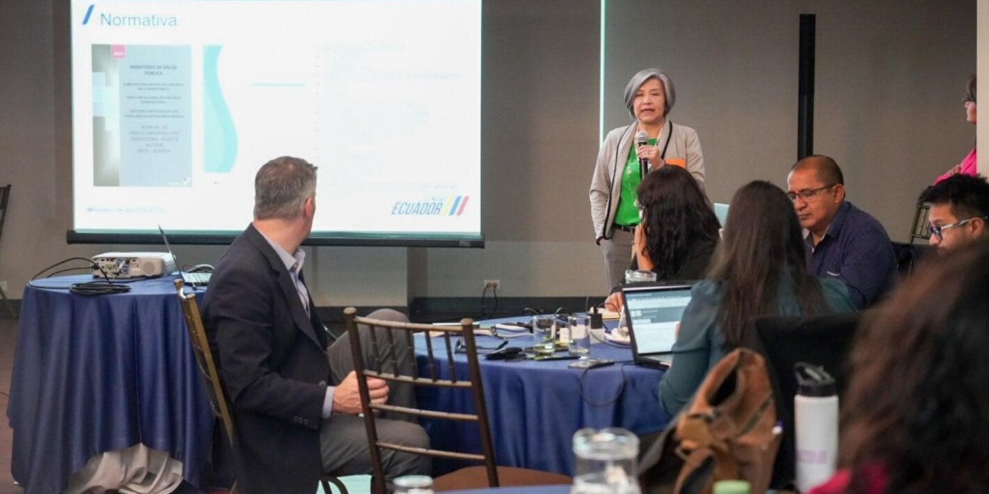 Participantes del taller durante la discusión técnica de la priorización de enfermedades zoonóticas y emergentes