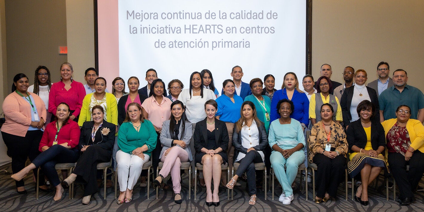 Fotografía grupal de participantes en el taller de autoevaluación HEARTS.