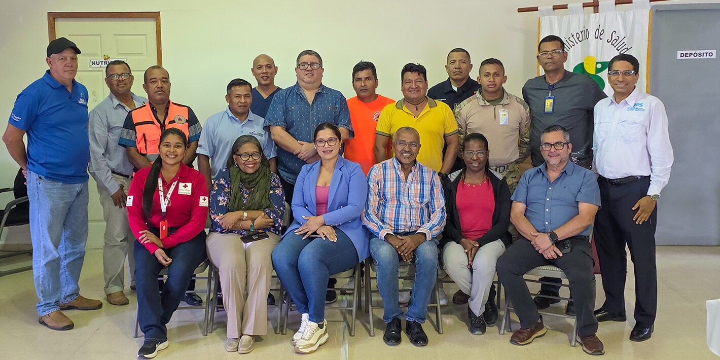 Fotografía grupal de participantes de la evaluación de riesgos evaluación estratégica de riesgos para la salud en Darién y Emberá Wounaan.