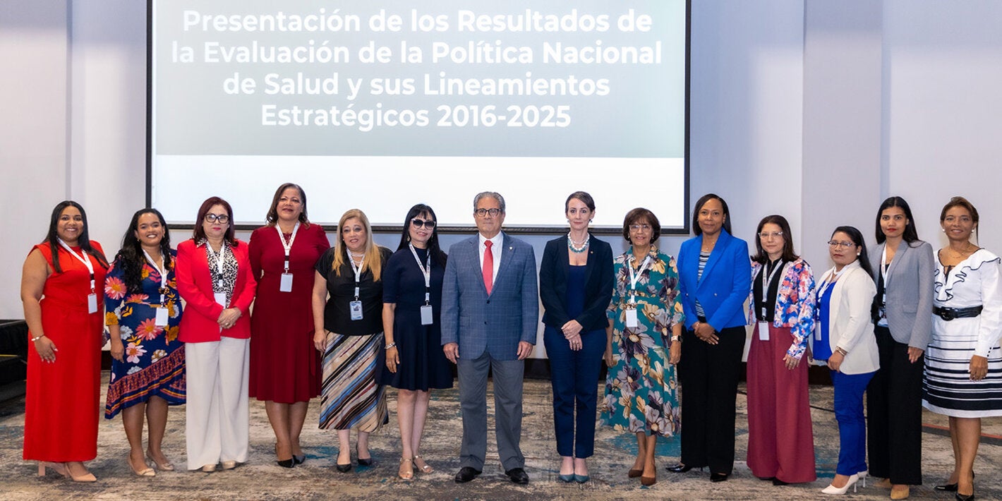 Fotografía grupal de los participantes en la presentación de los resultados de la evaluación de la Política Nacional de Salud y sus Lineamientos Estratégicos 2016-2025.