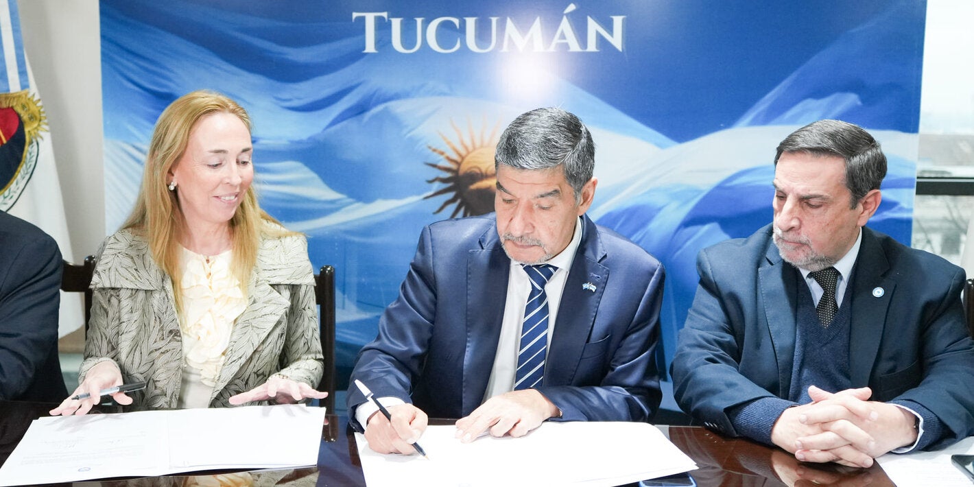 Foto de la firma del acuerdo