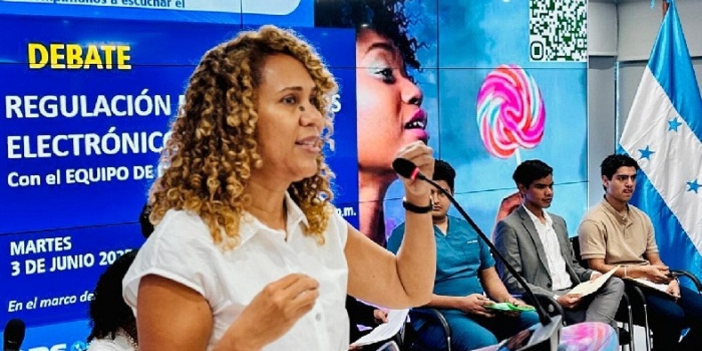 La Representante se dirige a los jóvenes en debate sobre regulación de cigarrillos electrónicos