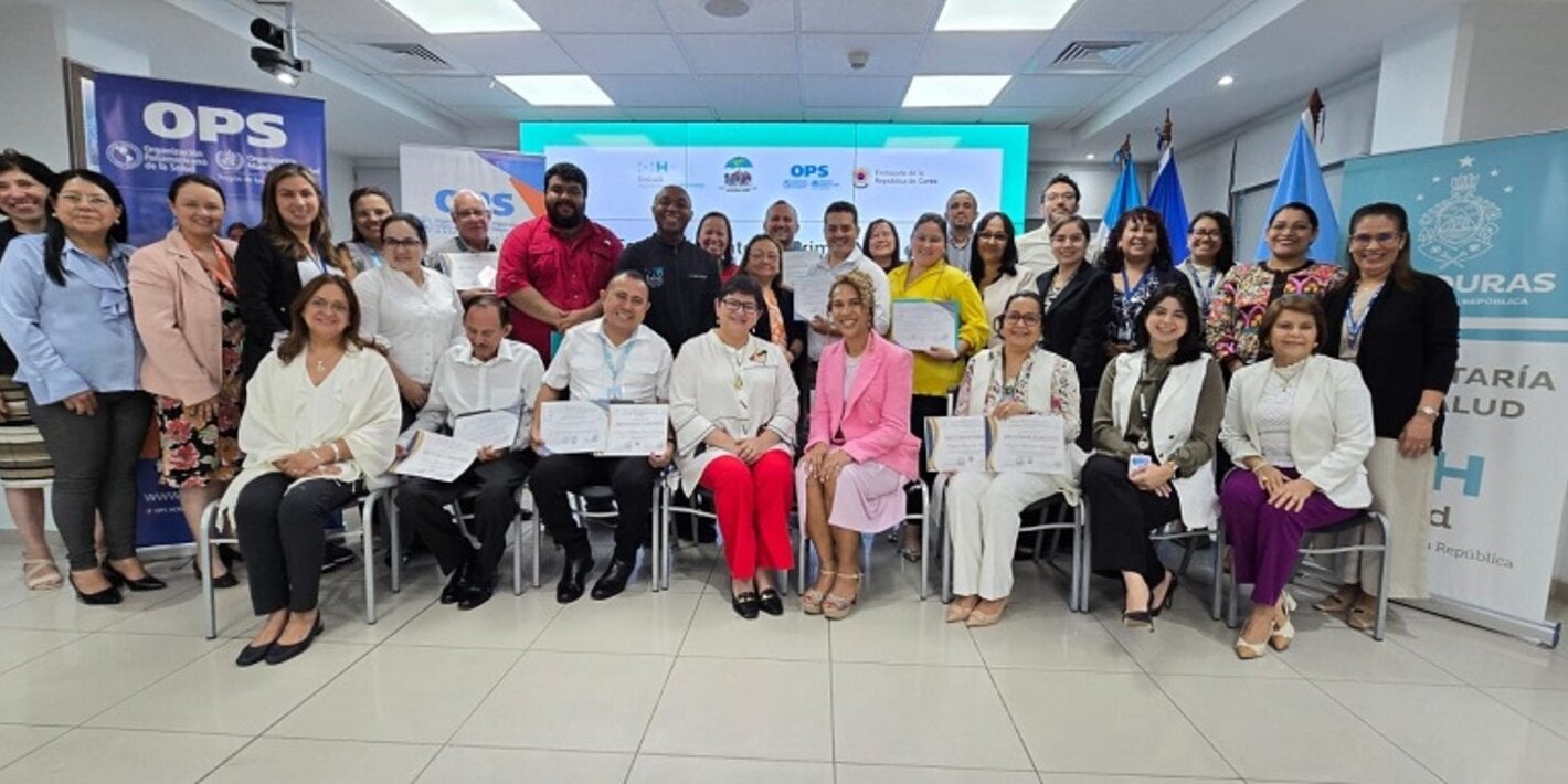 Ministra de Salud y Representante con primer grupo de jefes regionales de salud