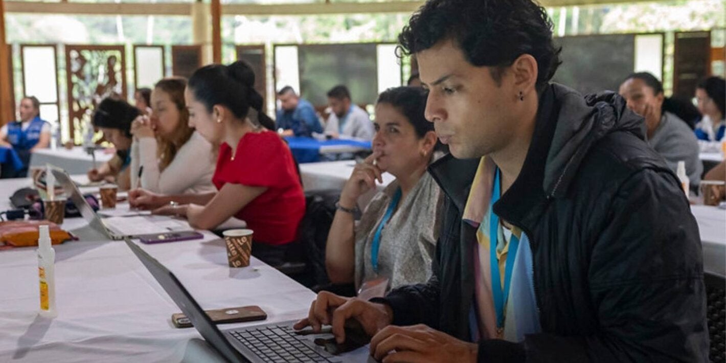 Hombre con computadora