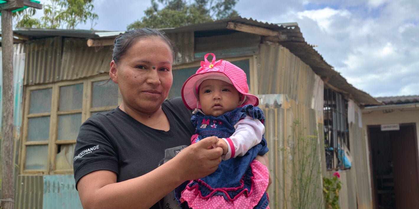 Madre peruana sostiene a su bebé