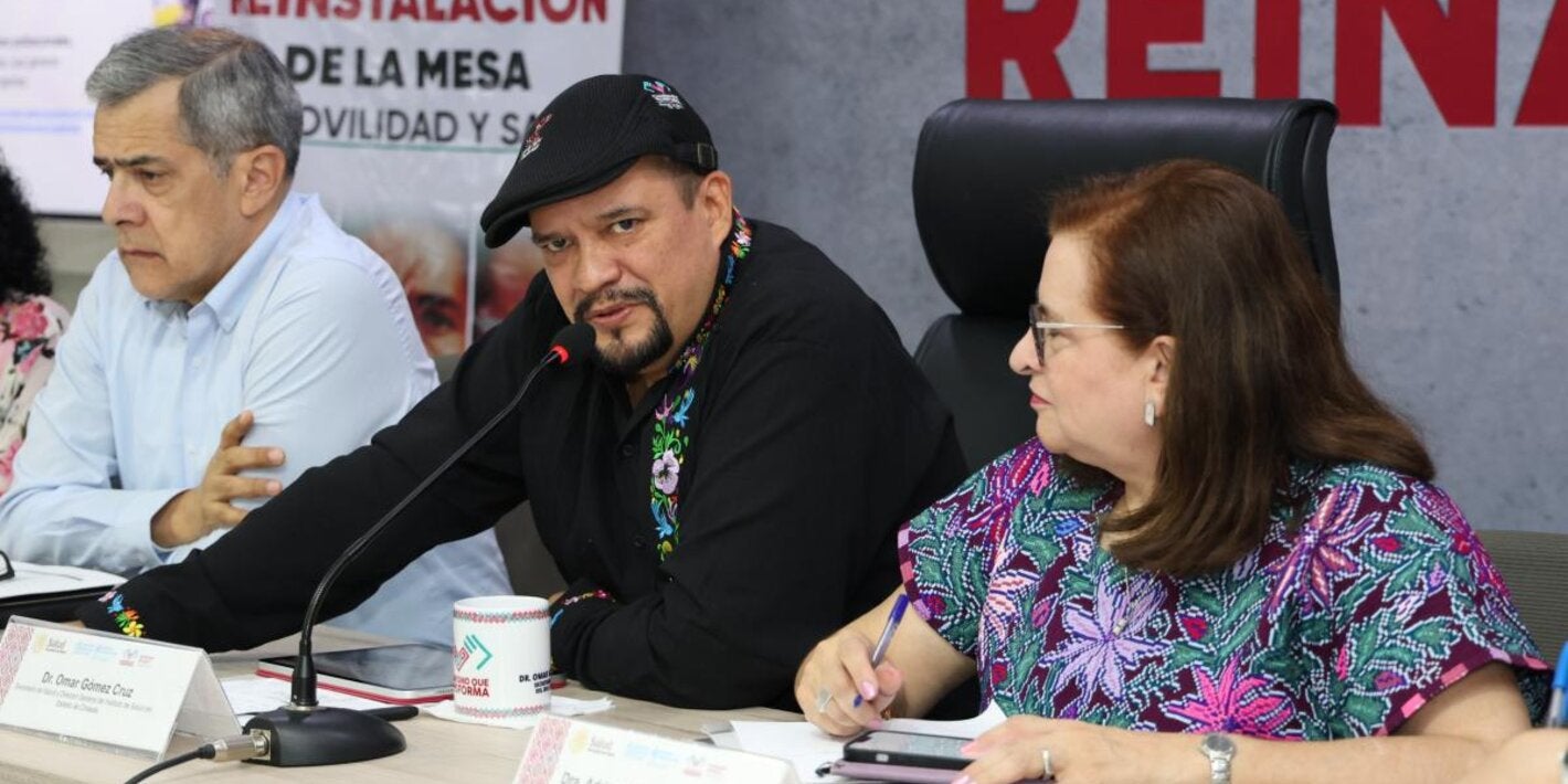 El secretario de Salud de Chiapas dando su mensaje, acompañado de autoridades federales