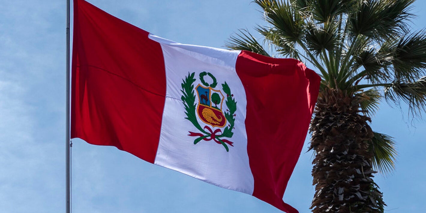 bandera del Perú izada