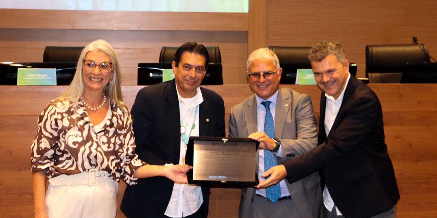 Representante da OPAS entrega placa de reconhecimento a dirigentes da ENSP/Fiocruz
