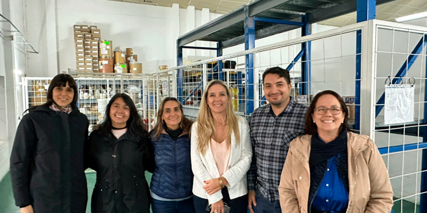 Personas en un almacen de medicamentos