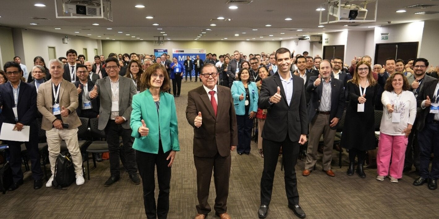 Autoridades y participantes del evento  "Conectatón 2025"