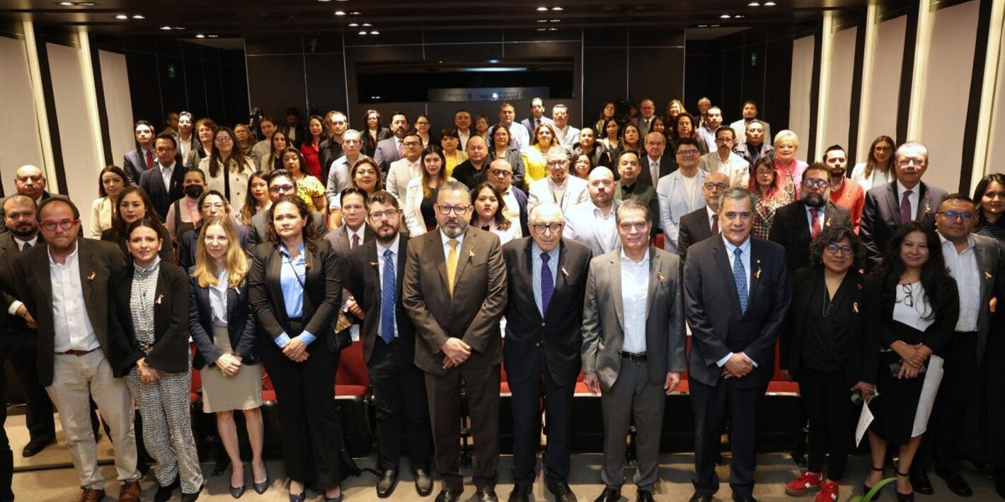 Foto grupal de participantes en el evento conmemorativo en el marco del Día Mundial contra la Hepatitis