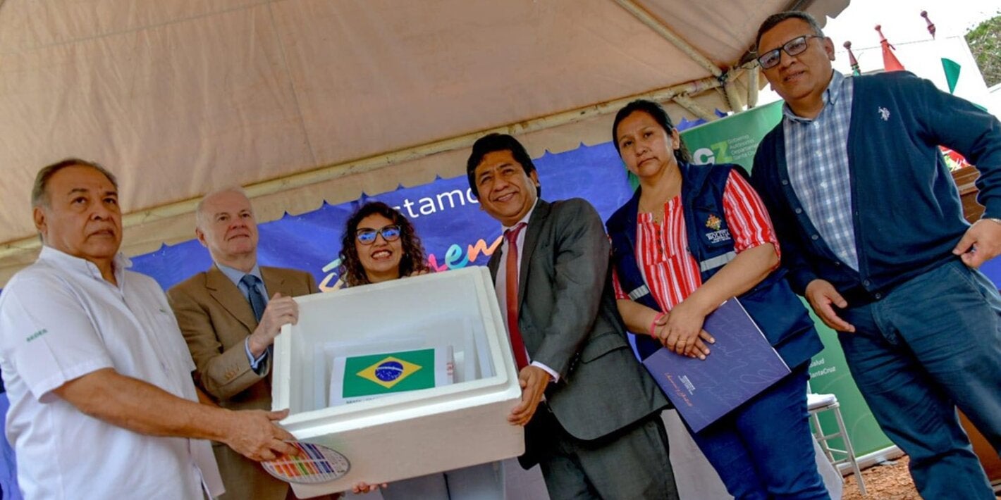 Autoridades de saúde do Brasil e da Bolívia com as vacinas doadas