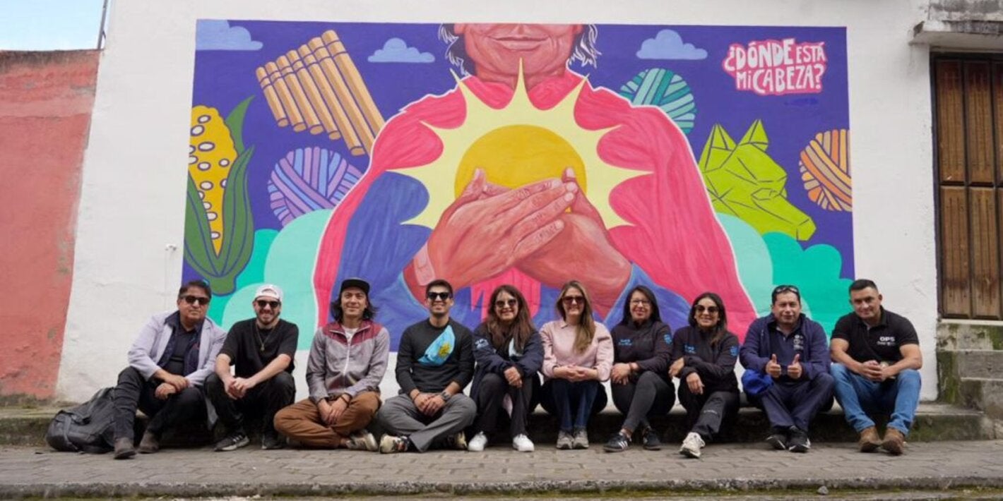 El equipo de OPS/OMS Ecuador junto a los muralistas de ¿Dónde esta mi cabeza?