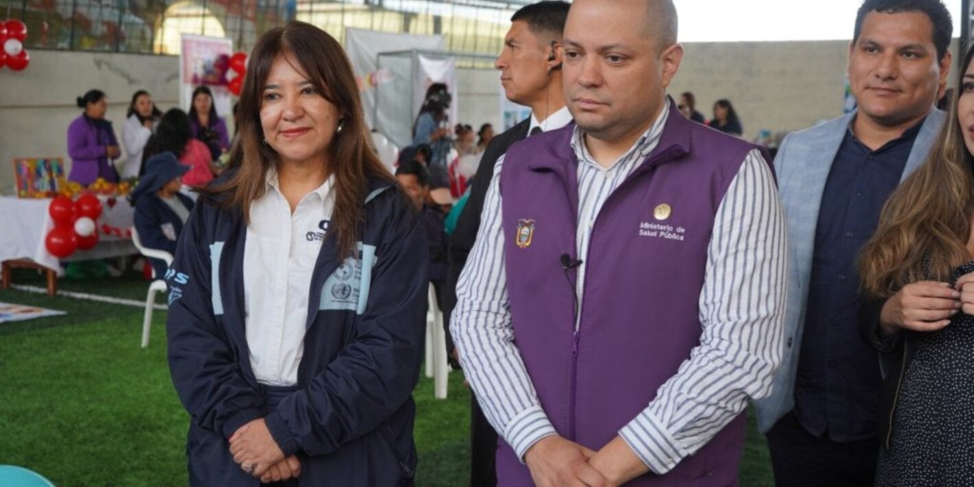 Sonia Quezada, presentante de OPS/OMS Ecuador junto a Juan Bernardo Sanchez, ministro de Salud Pública; durante el lanzamiento de la campaña de vacunación 2025 contra la COVID-19