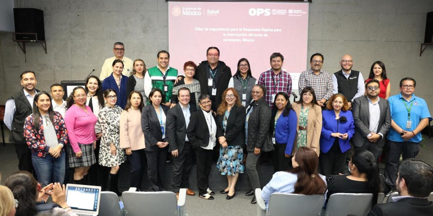 Grupo de personas que forman parte del equipo nacional de respuesta rápida ante brotes de sarampión en México