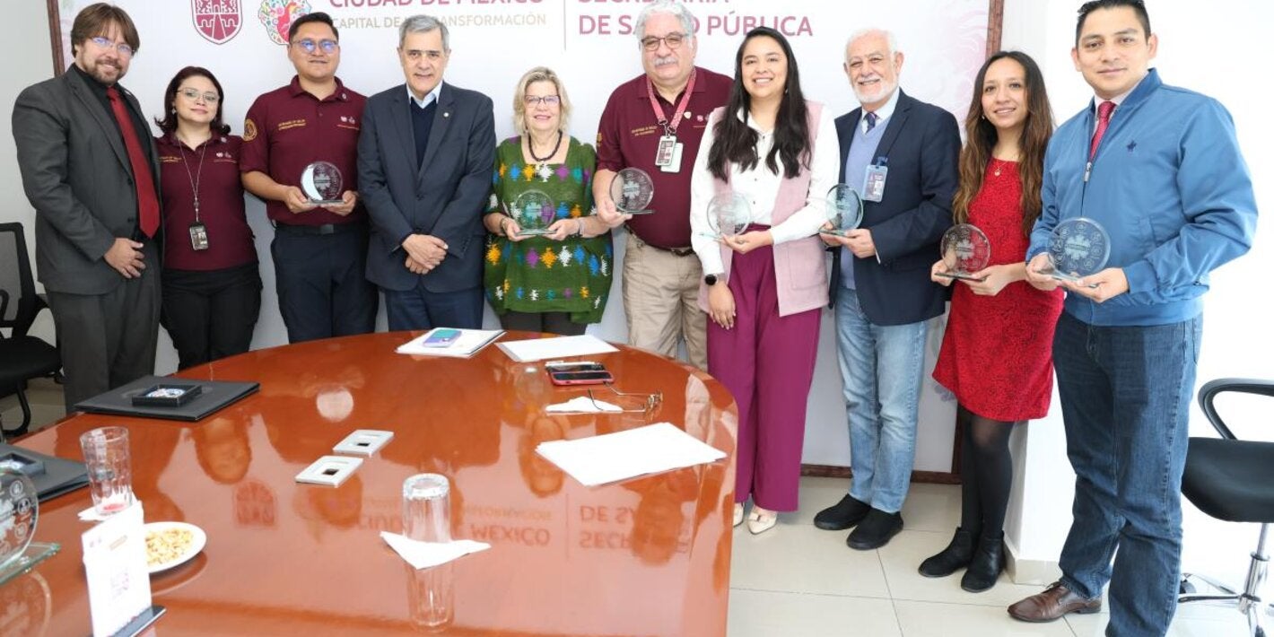 Grupo de personas que participaron en la firma de convenio para el uso de la herramienta del SISMED911