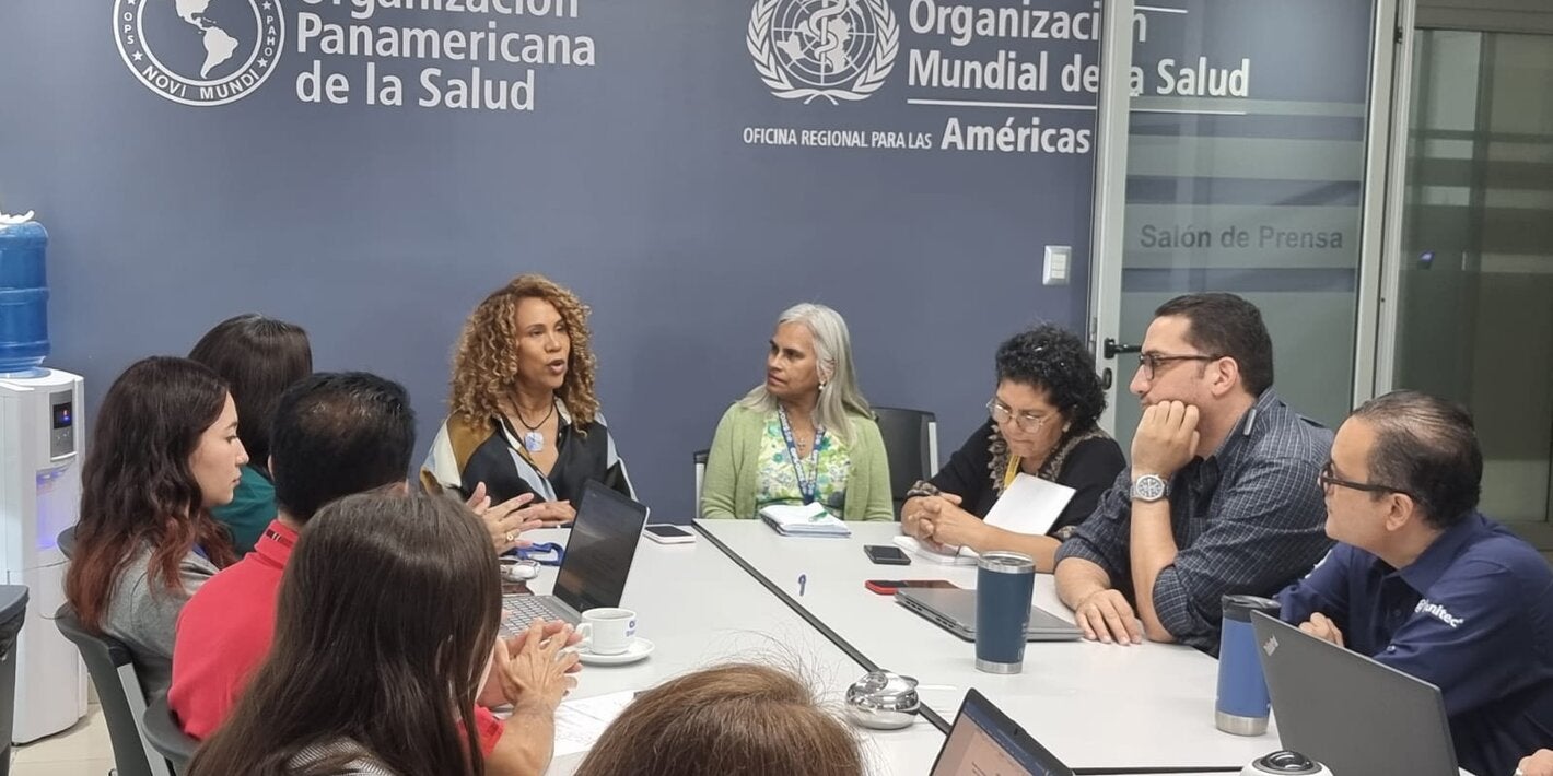 Representante OPS se dirige a la academia