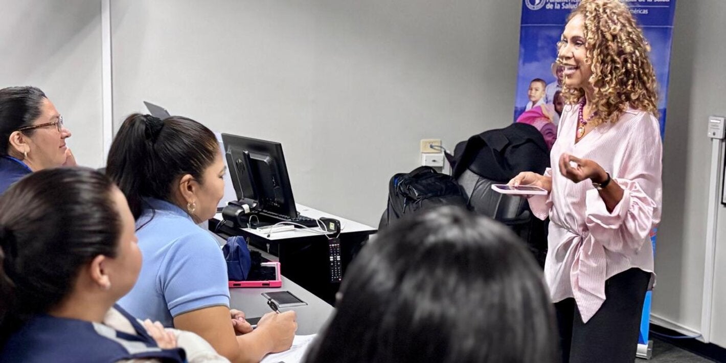 Representante de OPS en Honduras se dirige a los participantes del taller