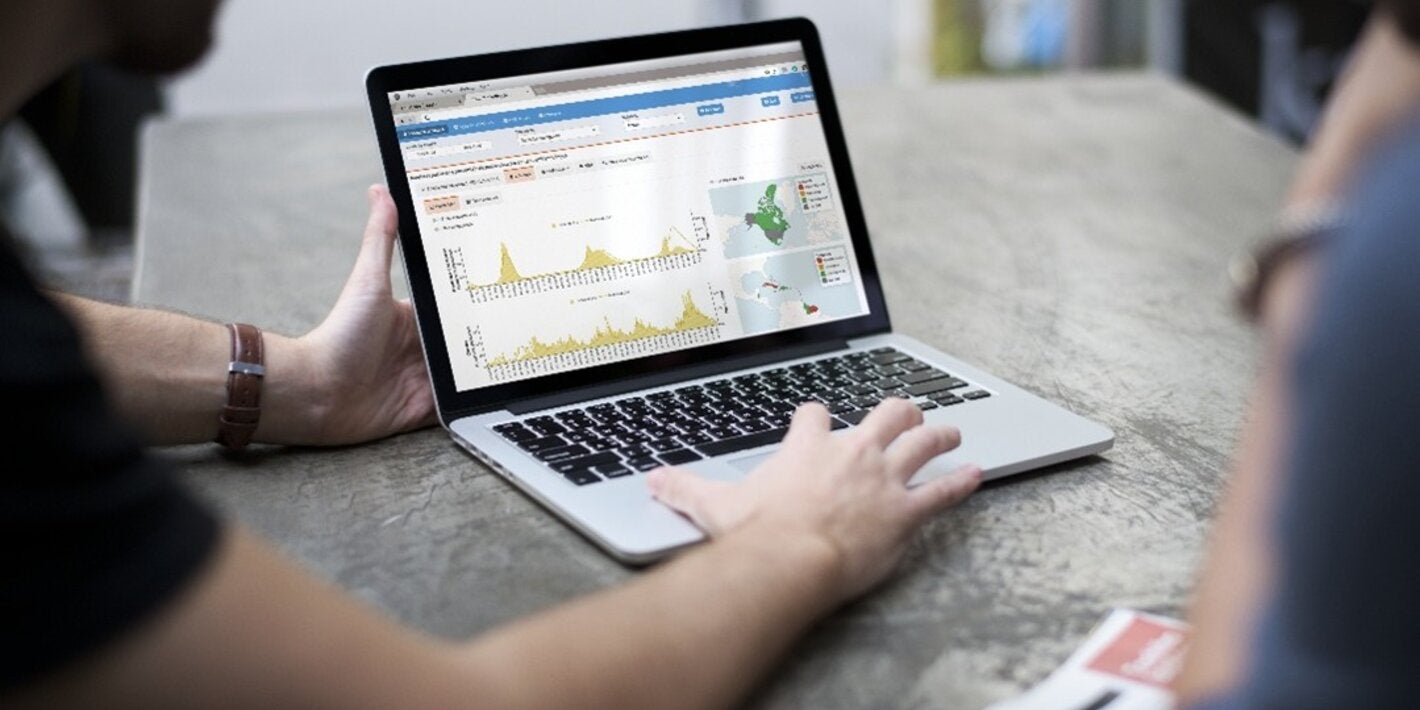 Tablero de virus respiratorios en pantalla de computador