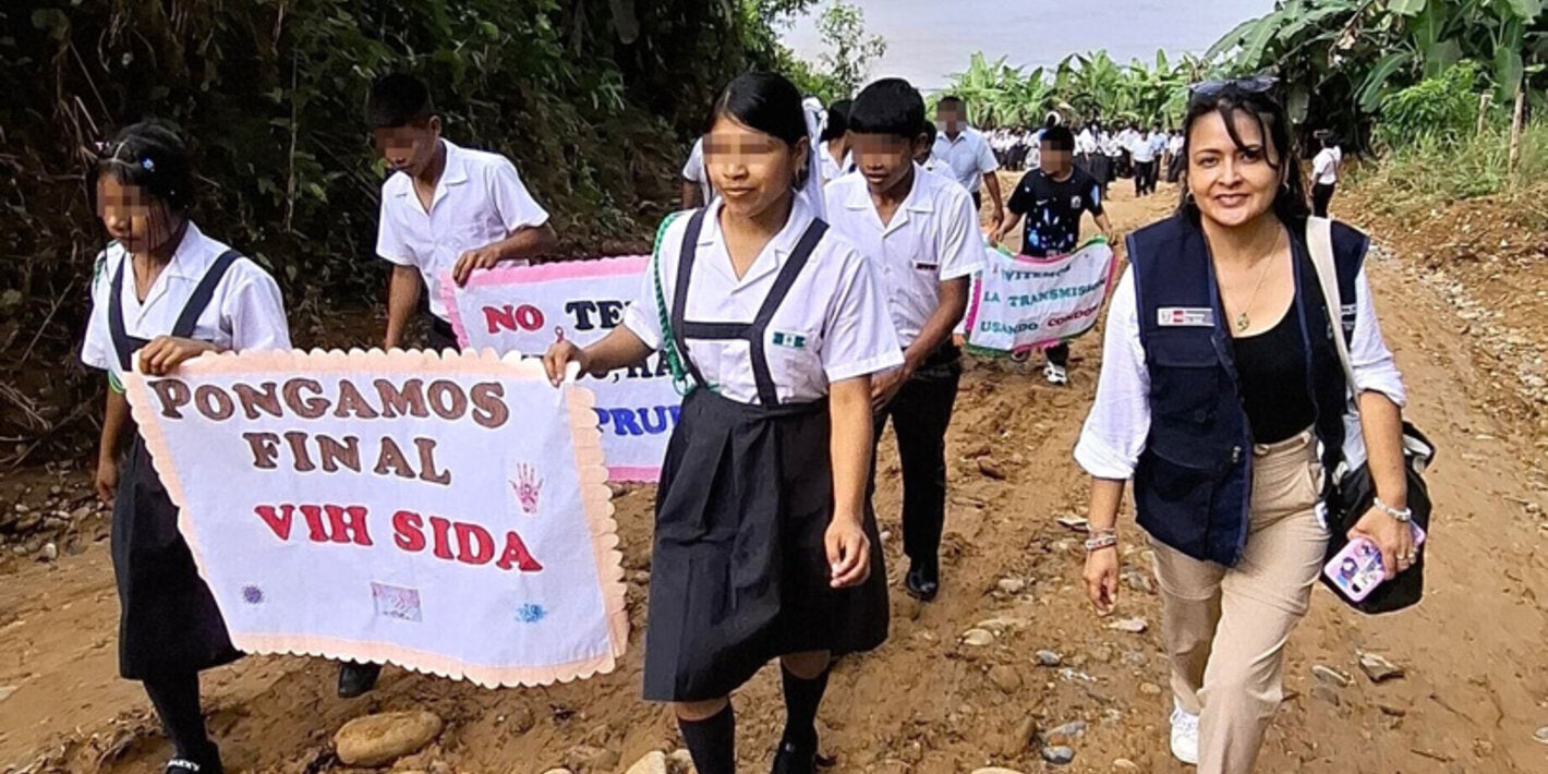 escolares de comunidades amazónicas portan carteles sobre prevención de VIH 