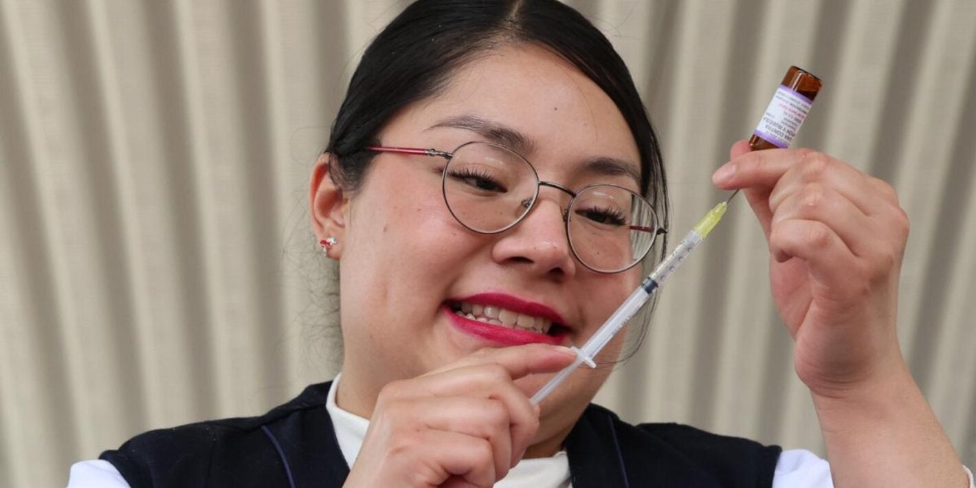 Enfermera prepara vacuna contra sarampión y rubeola