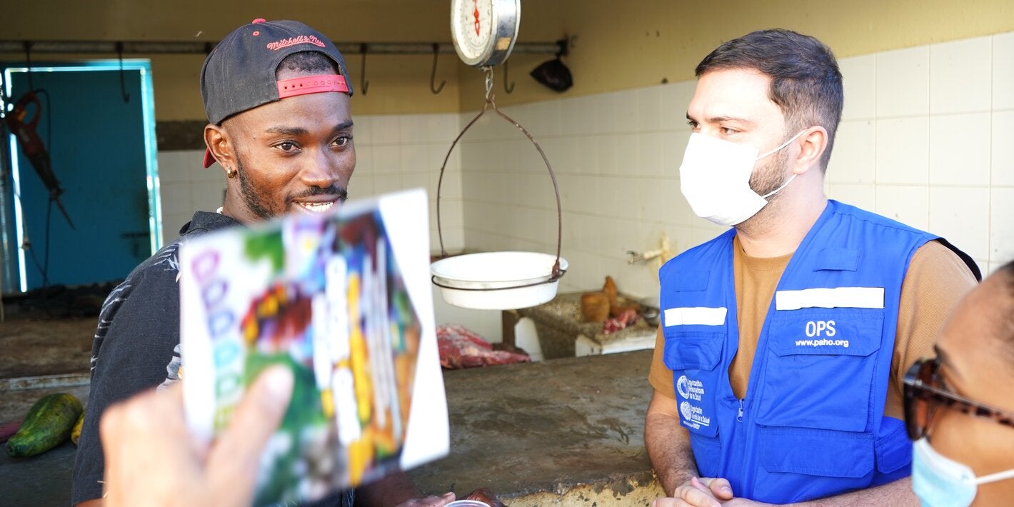 técnico de PANAFTOSA en misión en RD supervisionando la inocuidad de alimentos en mercados tradicionales