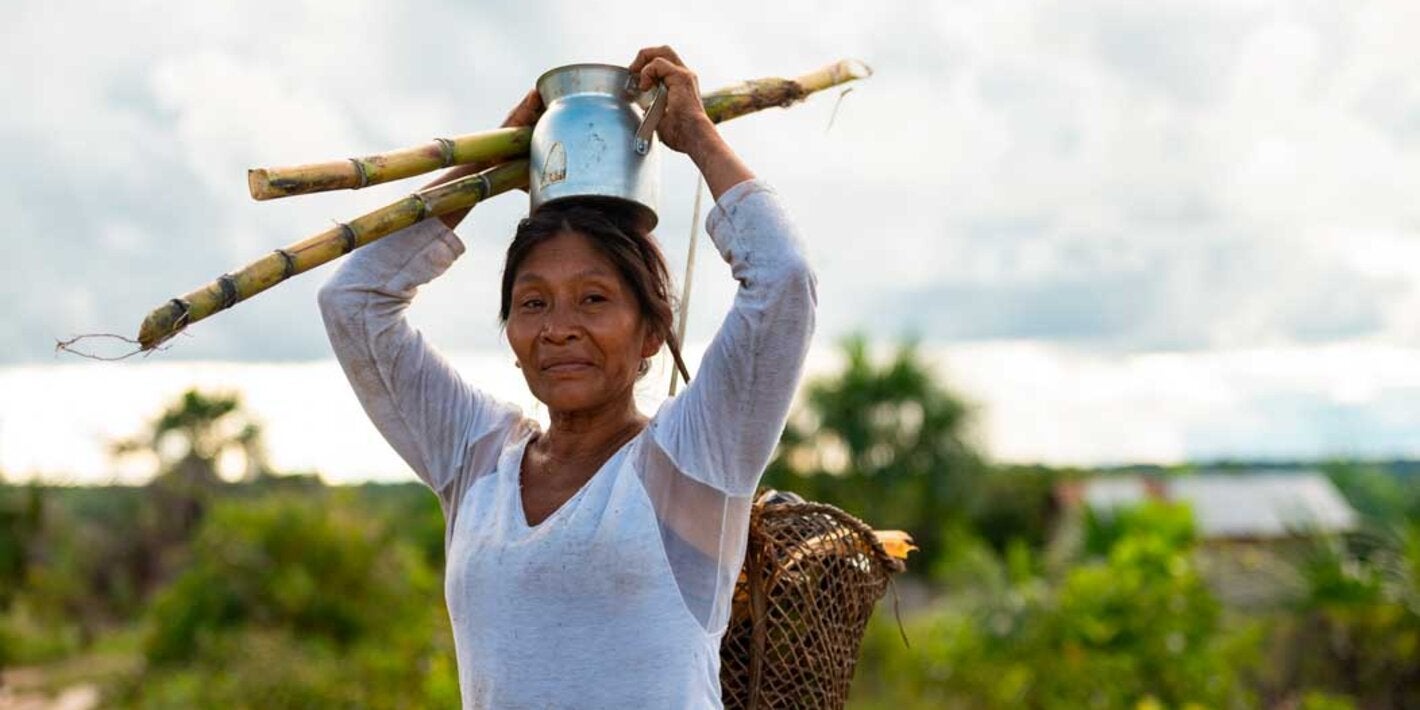 Persona mujer con oyeta en la cabeza