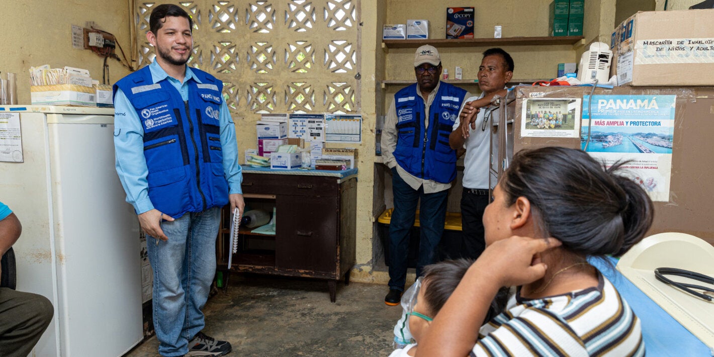Fotografía que muestra personal de la OPS haciendo uso de la herramienta de Valoración de Condiciones Esenciales (VCE).