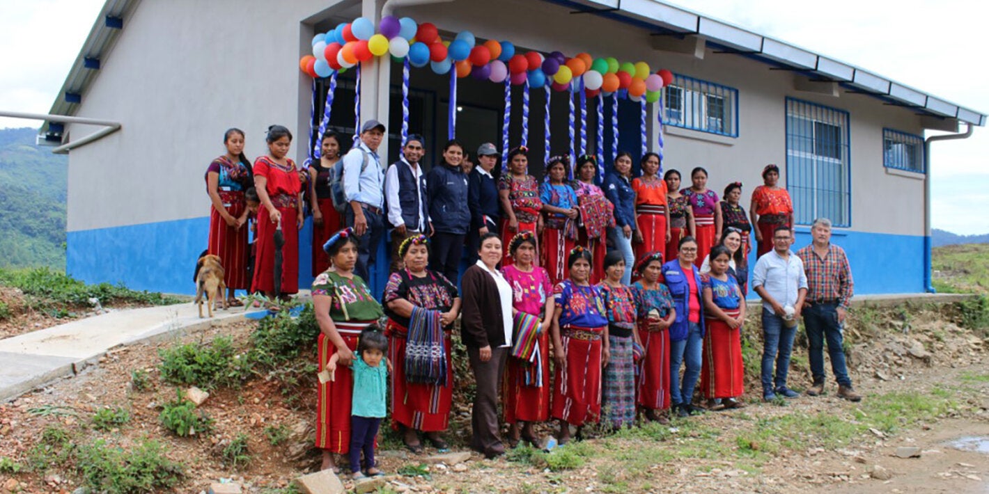 Mujeres de la aldea Cimientos Xeputul celebran la reapertura del centro comunitario de salud