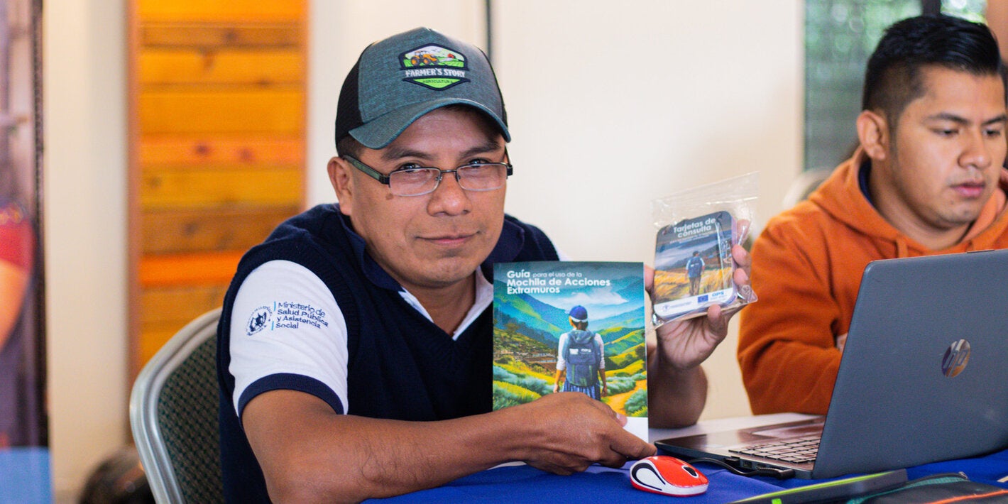 Un enfermero muestra la Guía de la Mochila de Acciones Extramuros y las tarjetas de consulta