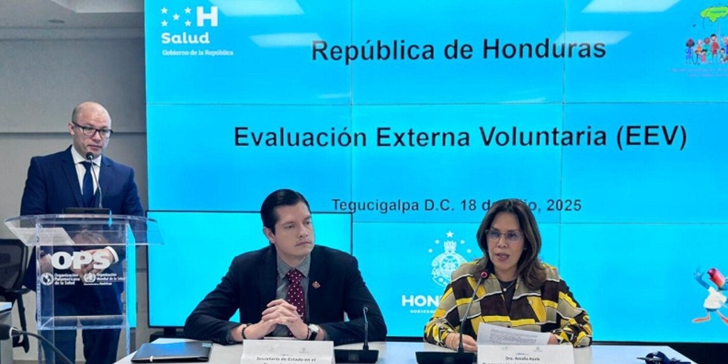 autoridades de salud y ops reciben el informe de EEV