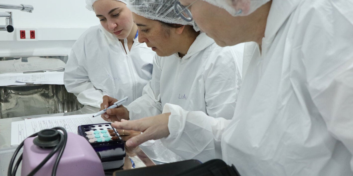 Laboratory technicians from 19 Latin American and Caribbean countries completed a five-day workshop in Rio de Janeiro to enhance the detection of avian influenza A (H5N1)