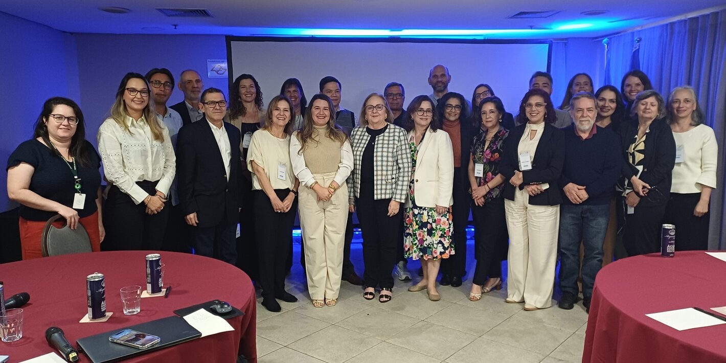 Participants of the PAHO inter-programmatic meeting in São Paulo, held in August 2025, pose together in a conference setting. The meeting brought together specialists from Latin American countries and technical teams from BIREME, PAHO Brazil, and PAHO/WHO headquarters to discuss guidelines on the integrated surveillance of vertical transmission of the Oropouche virus.