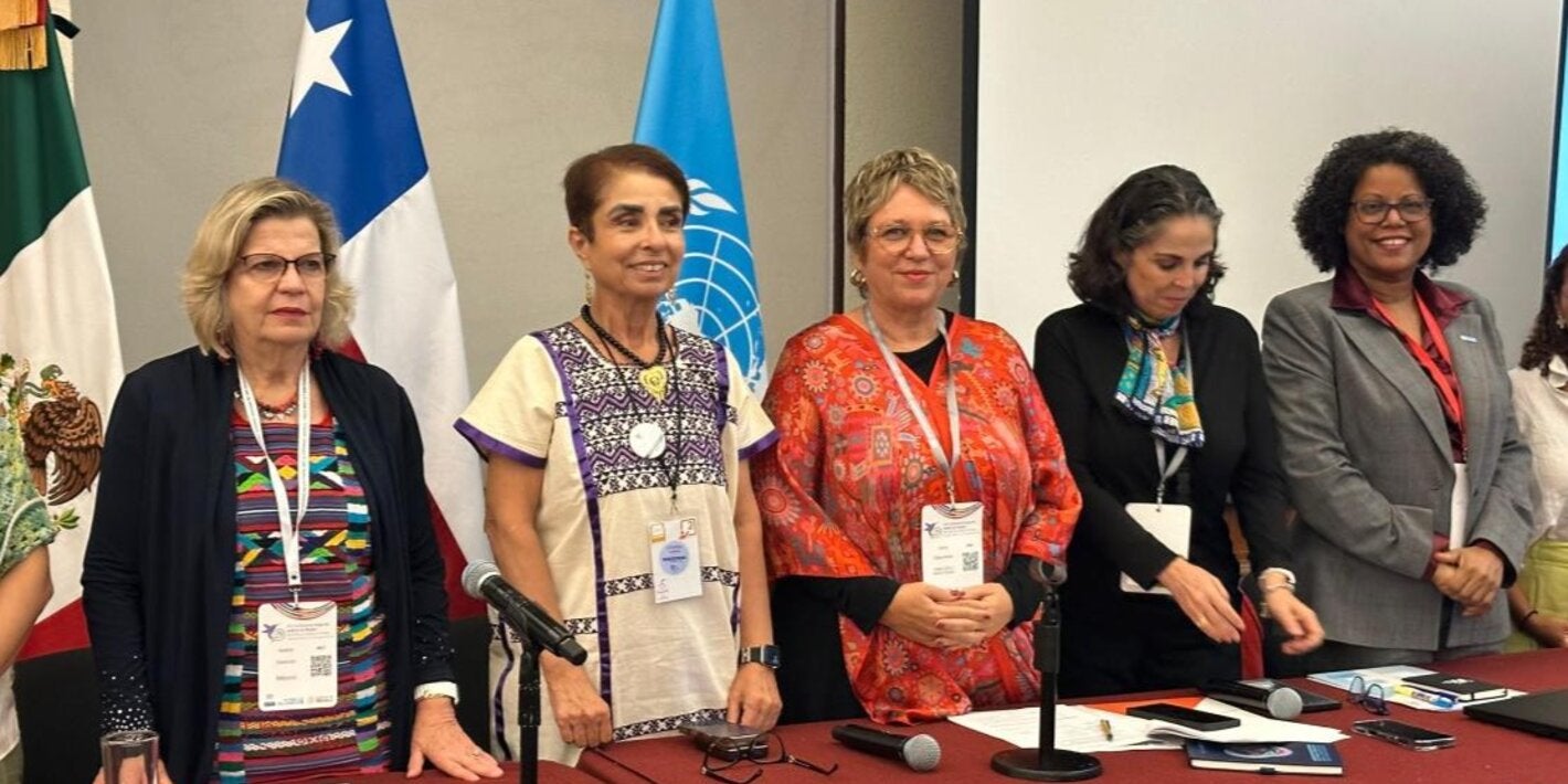 Mujeres participantes del panel sobre mujeres en el sector salud