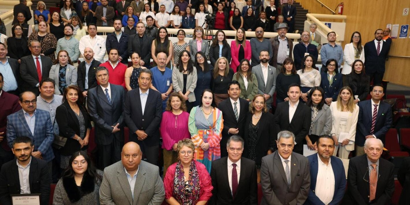 Foto grupal de todas las personas participantes de manera presencial de la reunión titulada “Avances y prospectiva en el control del tabaco y nicotina: México como un referente Internacional”