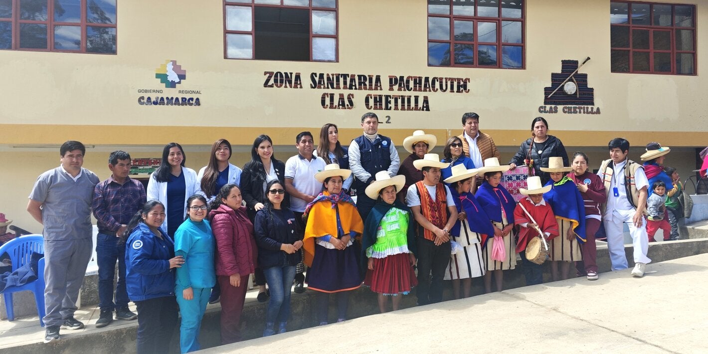 Personal de salud y miembros de la comunidad de Chetilla, Cajamarca