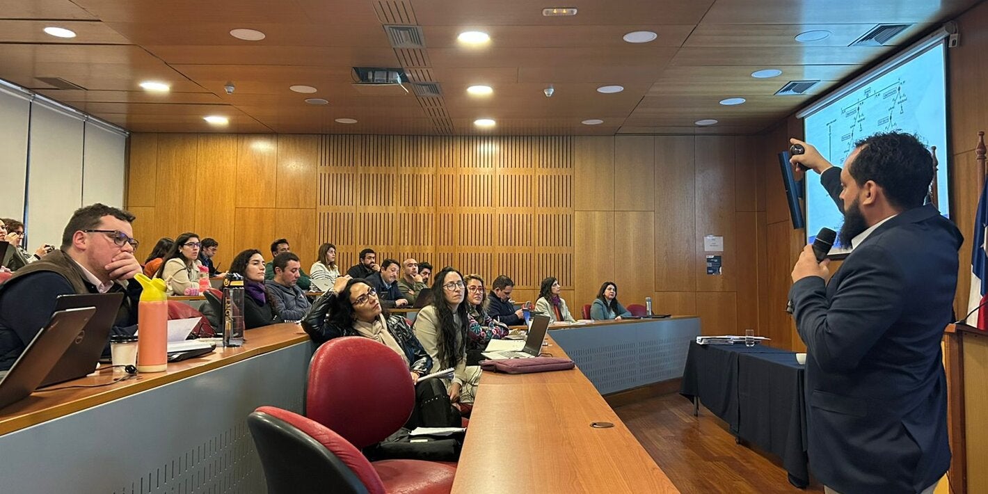 técnico de PANAFTOSA impartiendo curso para veterinarios de campo de SAG Chile