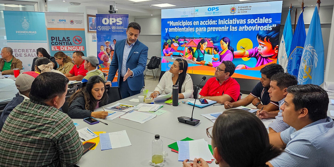 Alcaldesas, alcaldes y técnicos durante las mesas de trabajo del taller de validación de la guía.
