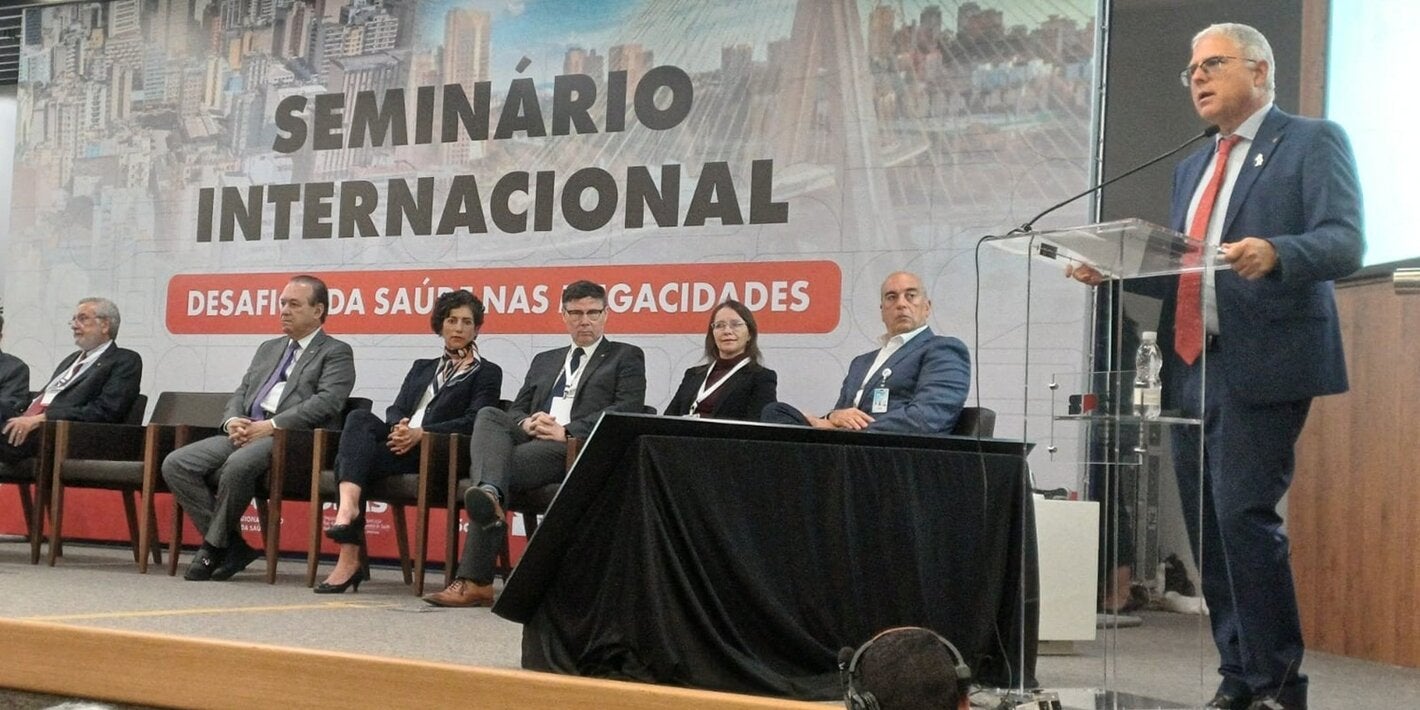 Representante da OPAS e da OMS no Brasil, Cristian Morales, fala durante o Seminário Internacional Desafios da Saúde nas Megacidades 
