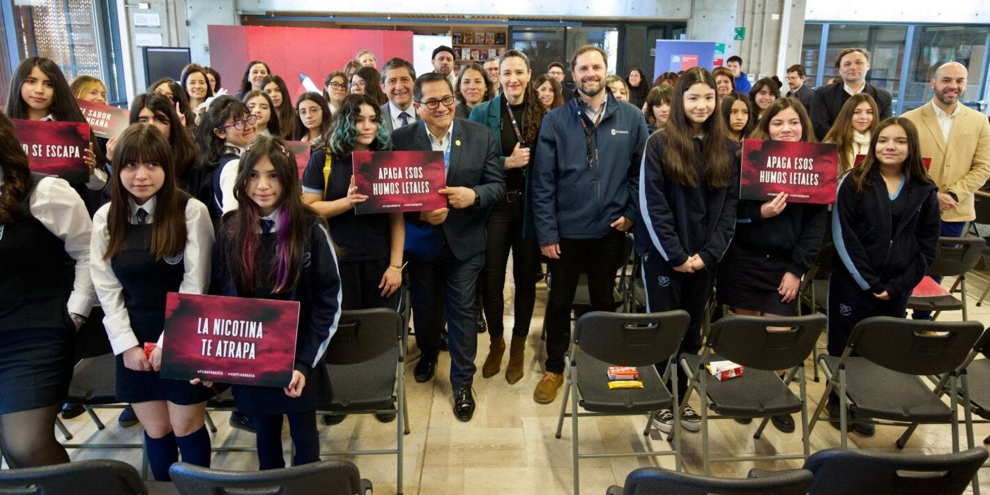 En el Café Literario del Parque Bustamante, el Ministerio de Salud de Chile presentó, junto a estudiantes del Liceo Carmela Carvajal de Providencia, la tercera versión de la campaña Humos Letales.