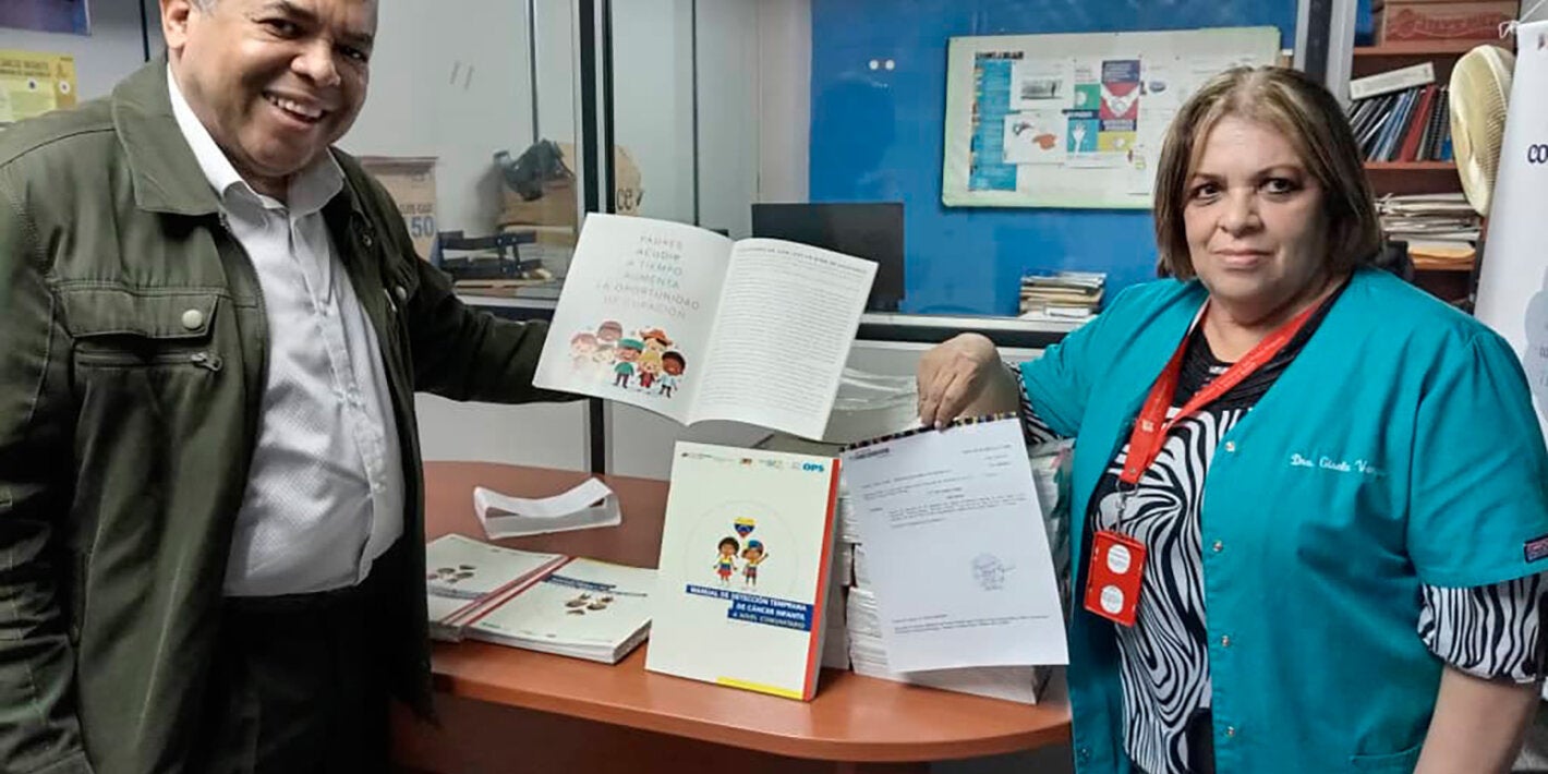 Álvaro Castro, asesor del programa nacional de oncología del MPPS, junto a Gisela Vargas, directora de dicho programa