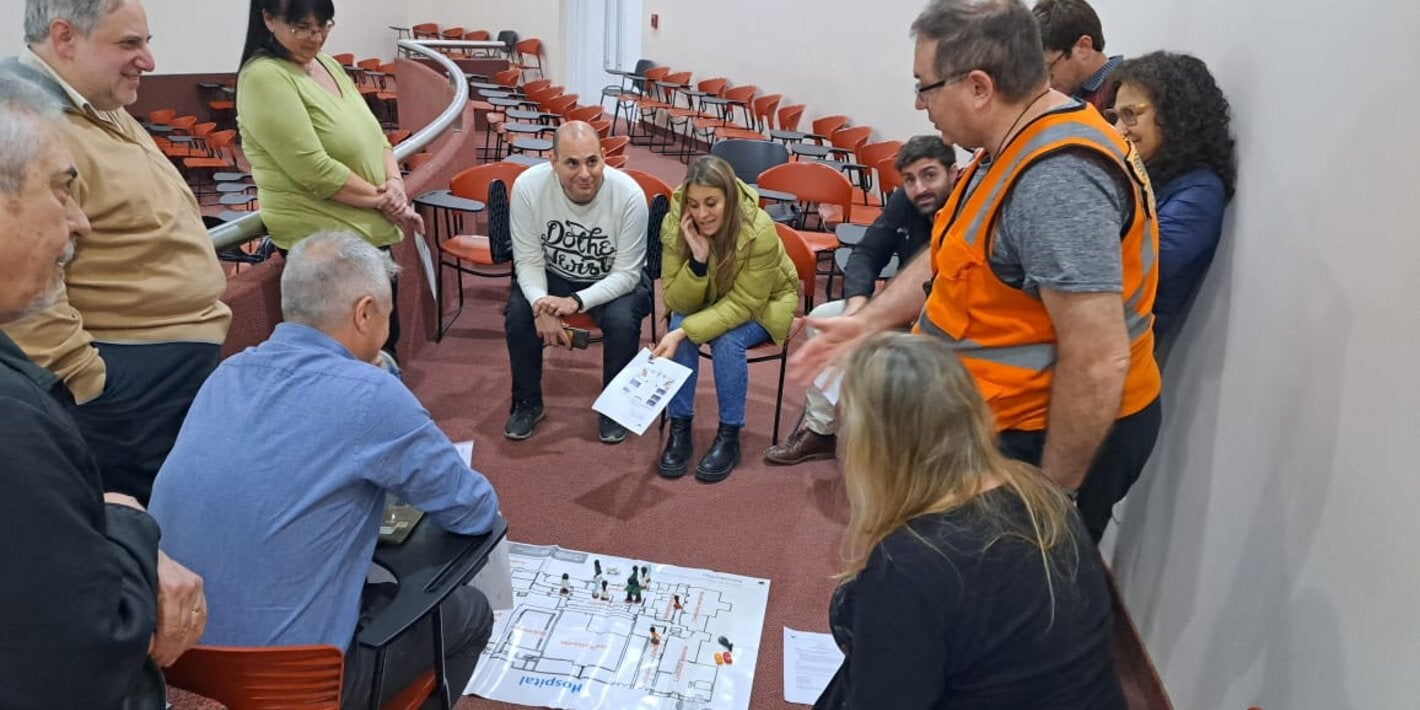 Foto de participantes trabajando en un simulacro