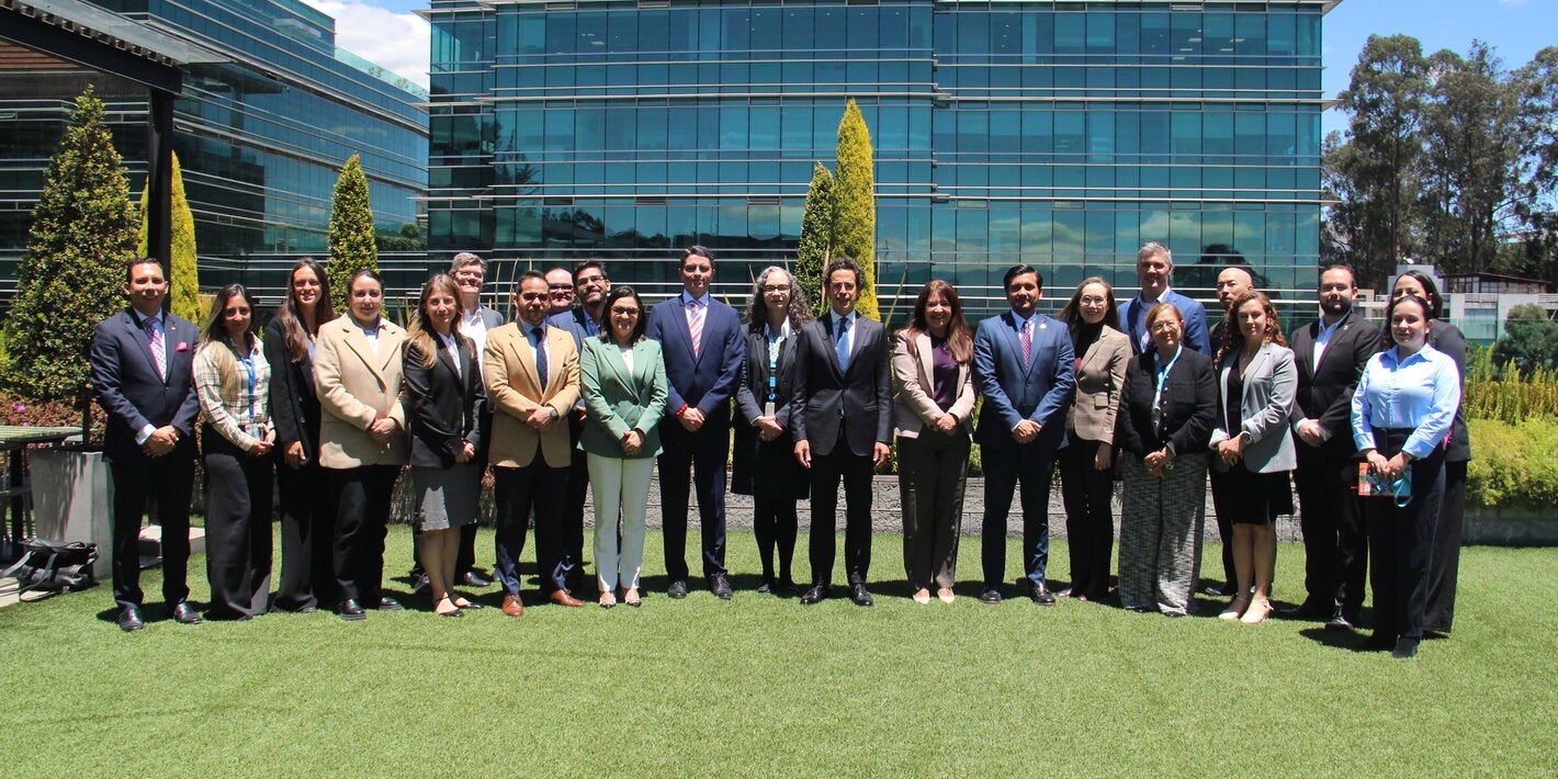 Integrantes de la Mesa de Cooperantes Internacionales en Salud (MCIS) junto al ministro de Salud Pública, Jimmy Martin; y la representante de OPS/OMS en Ecuador, Sonia Quezada. 