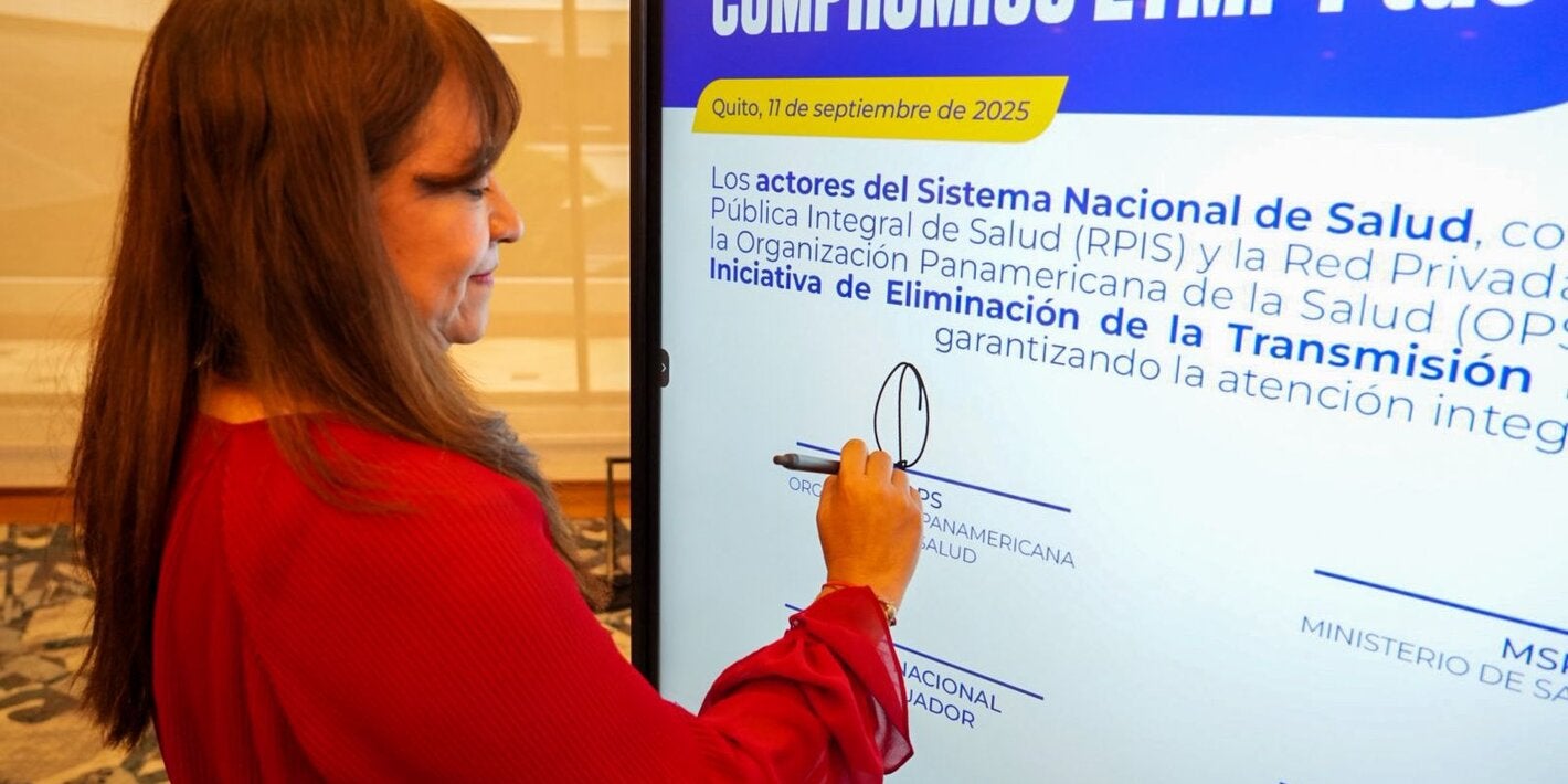 Sonia Quezada, representante de OPS/OMS en Ecuador firma compromiso para eliminar la transmisión materno - infantil del Vih sífilis