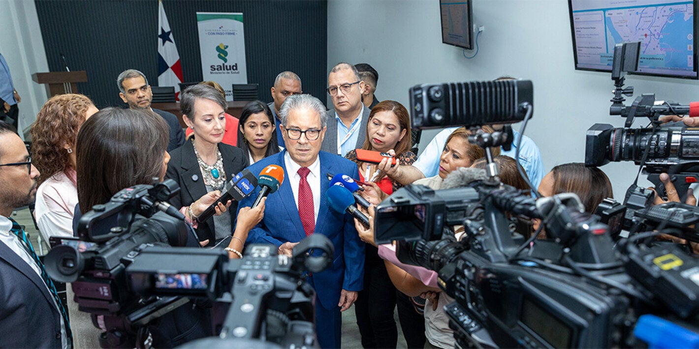Fotografía de autoridades panemeñas junto a la representante de la OPS/OMS en Panamá, brindando declaraciones sobre el convenio de la OPS y Panamá