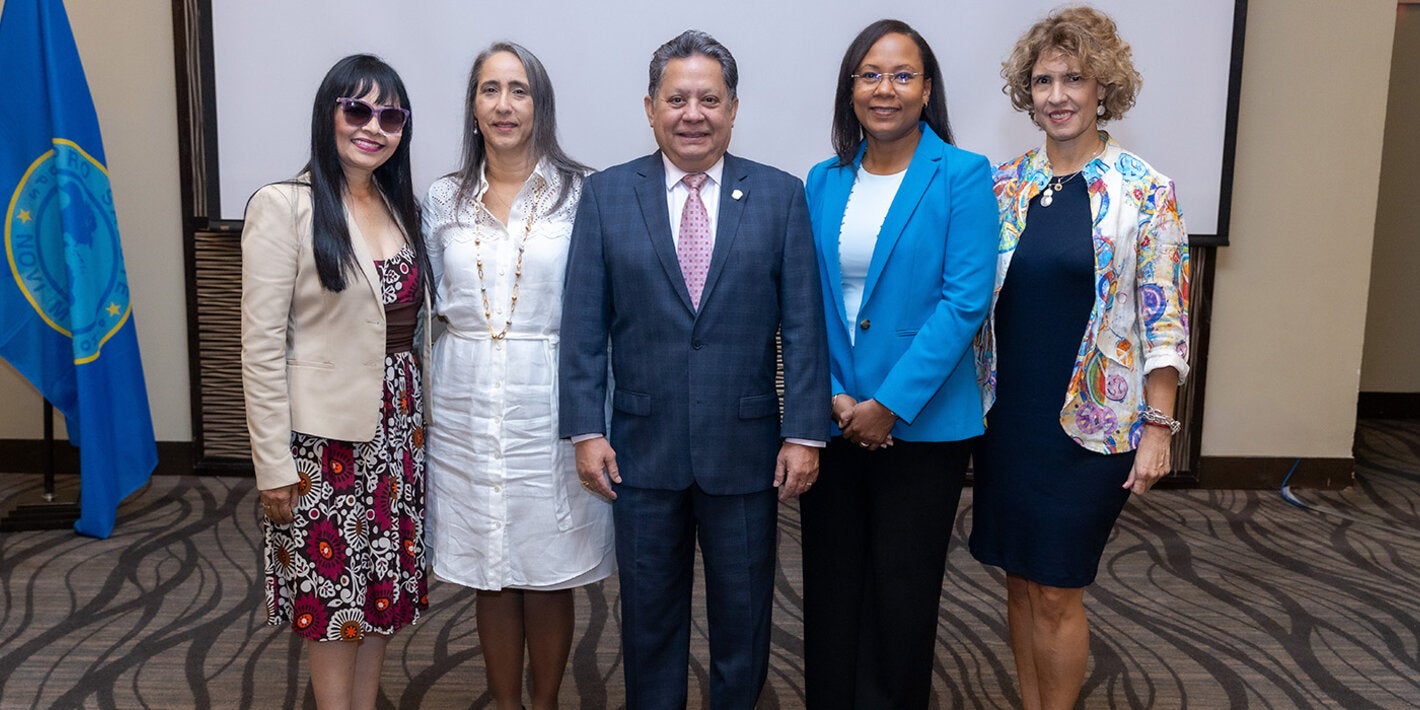 Autoridades nacionales y asesores de la OPS en el taller de Cuentas Nacionales de Salud (CNS).